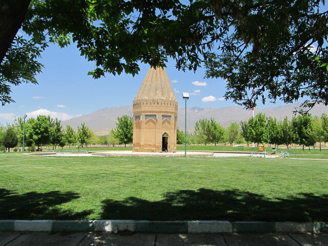 توسعه بارگاه حیقوق نبی(ع) به کمک گردشگری و اقتصاد تویسرکان می‌آید